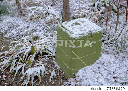 雪が積もった庭のコンポスト 75236899