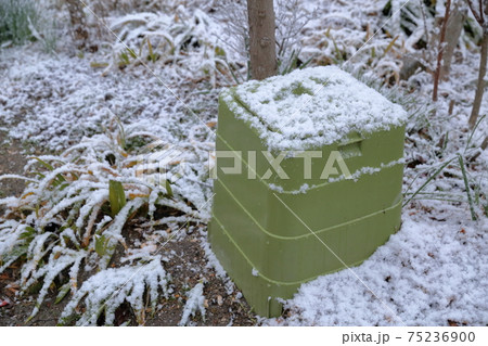 雪が積もったコンポスト 75236900