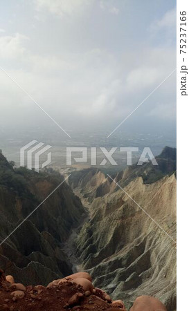 2月の朝に台湾の山から見下ろした険しい谷と町の風景 2月の朝に台湾の山から見下ろした険しい谷と町の風景 75237166