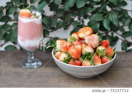 strawberry and strawberry yogurt smoothie 75237712