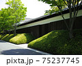 日本の伝統的な瓦屋根の塀 75237745