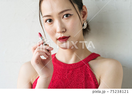 真っ赤な口紅を塗る女性 75238121