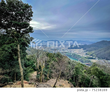 岐阜県可児市兼山の美濃金山城本丸跡から眺める景色 岐阜県可児市兼山の美濃金山城本丸跡から眺める景色 75238169