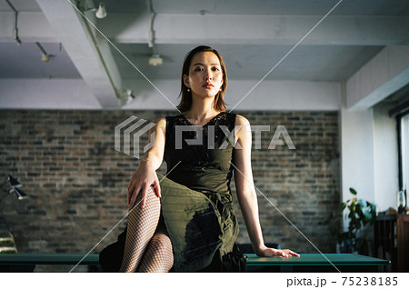 セレブな女性ファッションモデル セレブな女性ファッションモデル 75238185