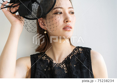 クールビューティーな女性のポートレート 75238234