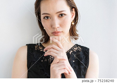 クールビューティーな女性のポートレート 75238240