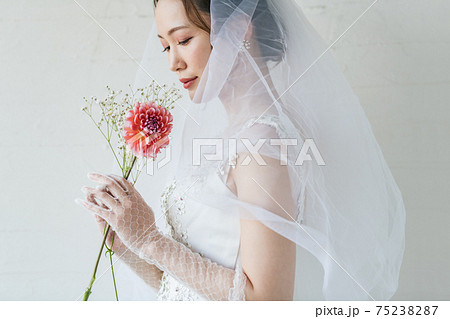 ウエディングドレスを着た花嫁のポートレート 75238287
