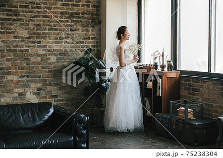 ウエディングドレスを着た花嫁のポートレート ウエディングドレスを着た花嫁のポートレート 75238304