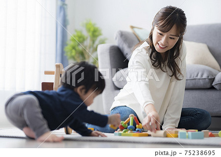 一歳時と遊ぶお母さん 一歳時と遊ぶお母さん 75238695