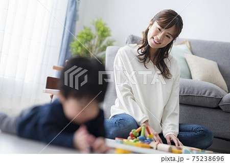 一歳時と遊ぶお母さん 一歳時と遊ぶお母さん 75238696