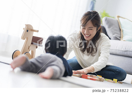 一歳時と遊ぶお母さん 75238822