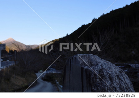 寒空と高見山の冬景色 75238828