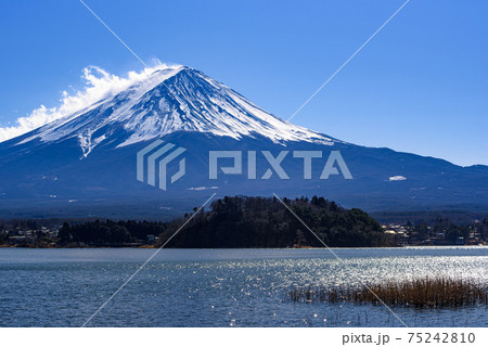 冬の富士山と河口湖 冬の富士山と河口湖 75242810