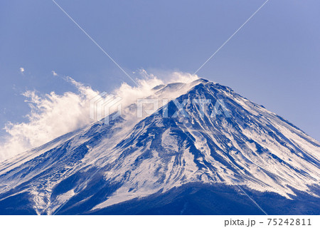 厳冬の富士山頂上（風強い） 75242811