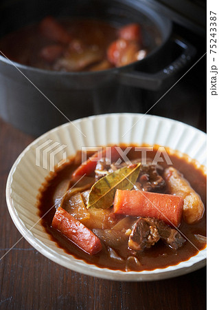 柔らかく煮込んだ家庭的なビーフシチュー 75243387