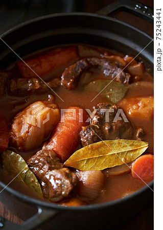 柔らかく煮込んだ家庭的なビーフシチュー 75243441