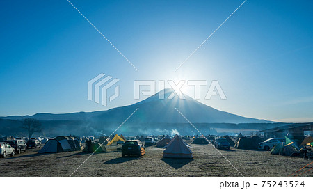 「静岡県」富士山の日の出をキャンプ場から眺める 75243524