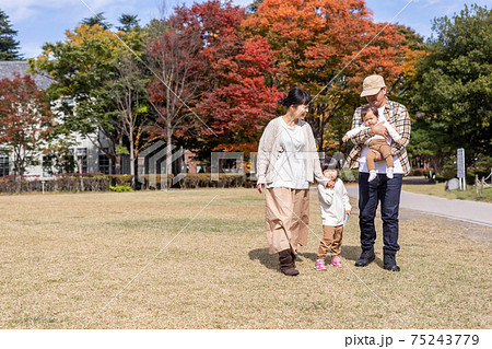 秋の公園を散歩する家族・ファミリー 秋の公園を散歩する家族・ファミリー 75243779