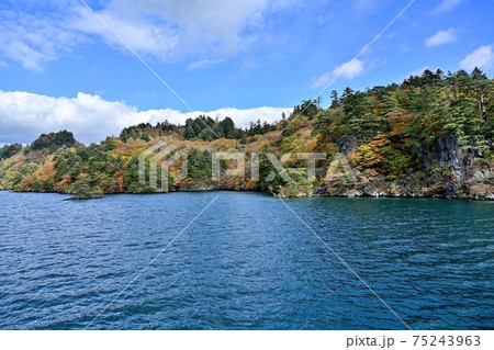 遊覧船から見た十和田湖のちょうど見頃の紅葉情景@青森 遊覧船から見た十和田湖のちょうど見頃の紅葉情景@青森 75243963