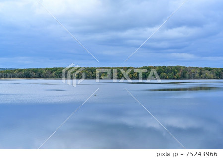 晩秋のシラルトロ湖の情景＠北海道 75243966