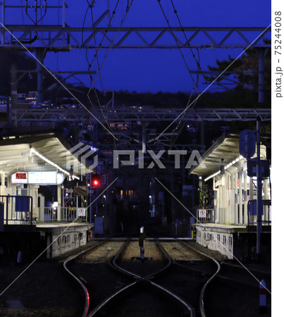 夕暮れの苦楽園口駅 75244008