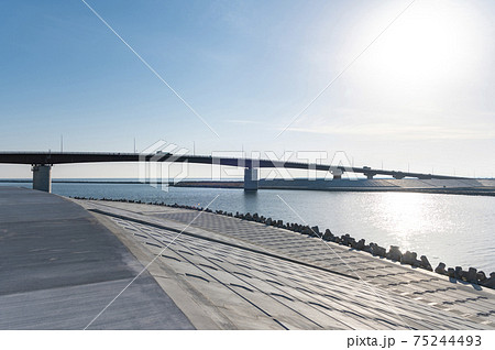橋と防潮堤 75244493