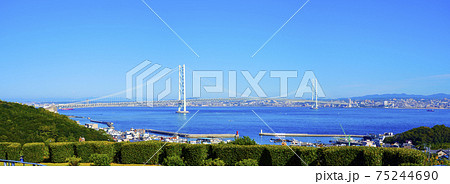 青空と明石海峡大橋 75244690