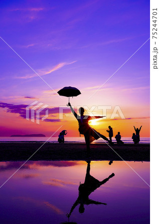 父母ヶ浜の夕焼け 香川県 父母ヶ浜の夕焼け 香川県 75244701