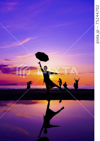 父母ヶ浜の夕焼け 香川県 75244702