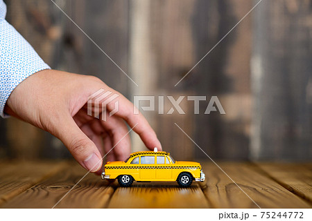 タクシーのミニチュア模型 75244772