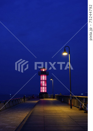 夜の高松港玉藻防波堤灯台 香川県 夜の高松港玉藻防波堤灯台 香川県 75244792