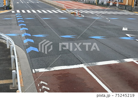 交差点の自転車ナビライン 交差点の自転車ナビライン 75245219