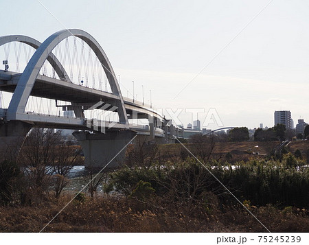 東京スカイツリーと江北橋と高速と荒川 東京スカイツリーと江北橋と高速と荒川 75245239