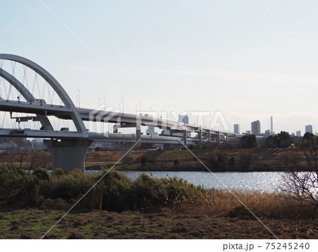 東京スカイツリーと江北橋と高速と荒川 東京スカイツリーと江北橋と高速と荒川 75245240