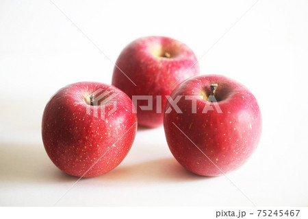 秋の果物　りんごのサンふじ 75245467