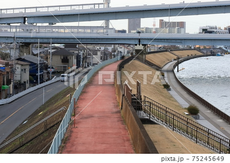 荒川の堤防 荒川の堤防 75245649