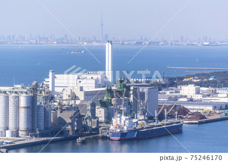 港の工場群と東京湾 港の工場群と東京湾 75246170