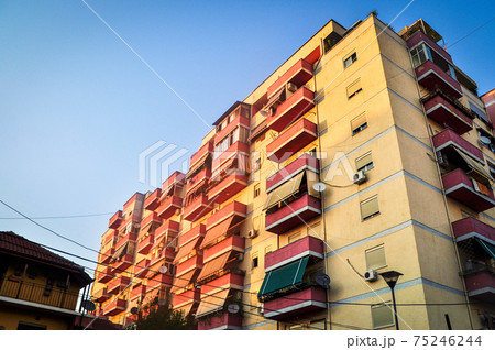 アルバニアの首都ティラナの集合住宅 75246244