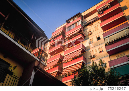 アルバニアの首都ティラナの集合住宅 アルバニアの首都ティラナの集合住宅 75246247