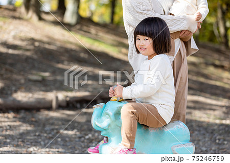 公園で遊ぶ子供 公園で遊ぶ子供 75246759