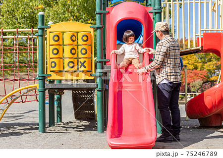 公園で遊ぶパパと子供 公園で遊ぶパパと子供 75246789