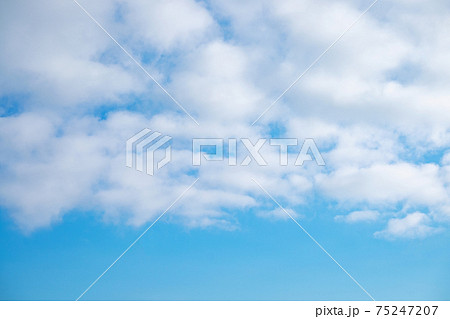 フワフワした雲と青空 コピースペースのある背景の写真素材