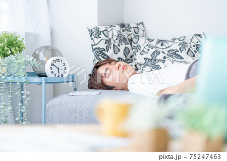 早朝 寝むる若い男性 早朝 寝むる若い男性 75247463