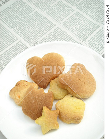 白い皿の上のいろいろな形の手作りクッキーの写真素材