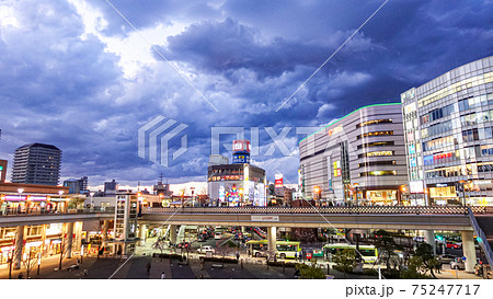「埼玉県」怪し空模様のJR川口駅東口前 75247717
