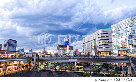 「埼玉県」怪し空模様のJR川口駅東口前 75247718