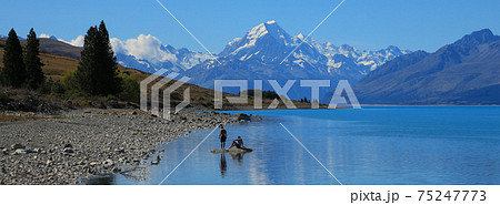 Summer scene at Lake Pukaki. 75247773