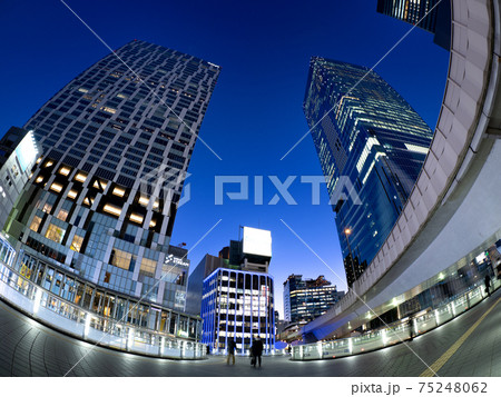 夕暮れの渋谷駅東口交差点　東京都 75248062