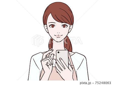 スマホを操作するエプロン姿の女性 スマホを操作するエプロン姿の女性 75248063