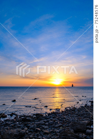 夕暮れの海（長崎県・大野浜海浜公園にて） 75248576